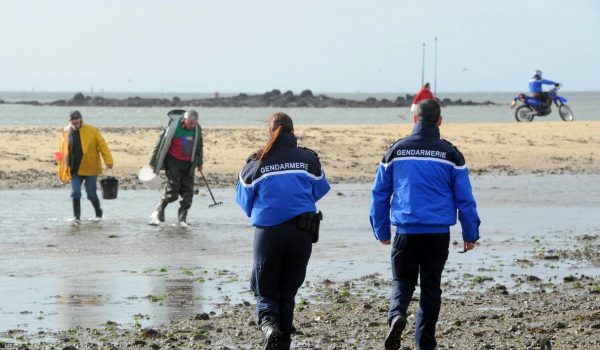 Larmor-Plage .
Morbihan .
La gendarmerie maritime contrôle la pêche à pied. Ici, opération média: elle demande aux pêcheurs de cesser  leur activité et de vider leurs seaux, car la pêche est interdite à la Nourriguel, pour des raisons sanitaires. Mais point de verbalisation aujourd'hui, merci la presse!
Les gendarmes maritimes contrôles également la taille des coquillages, le poids de la pêche, et les outils: par exemple le rateau est interdit .